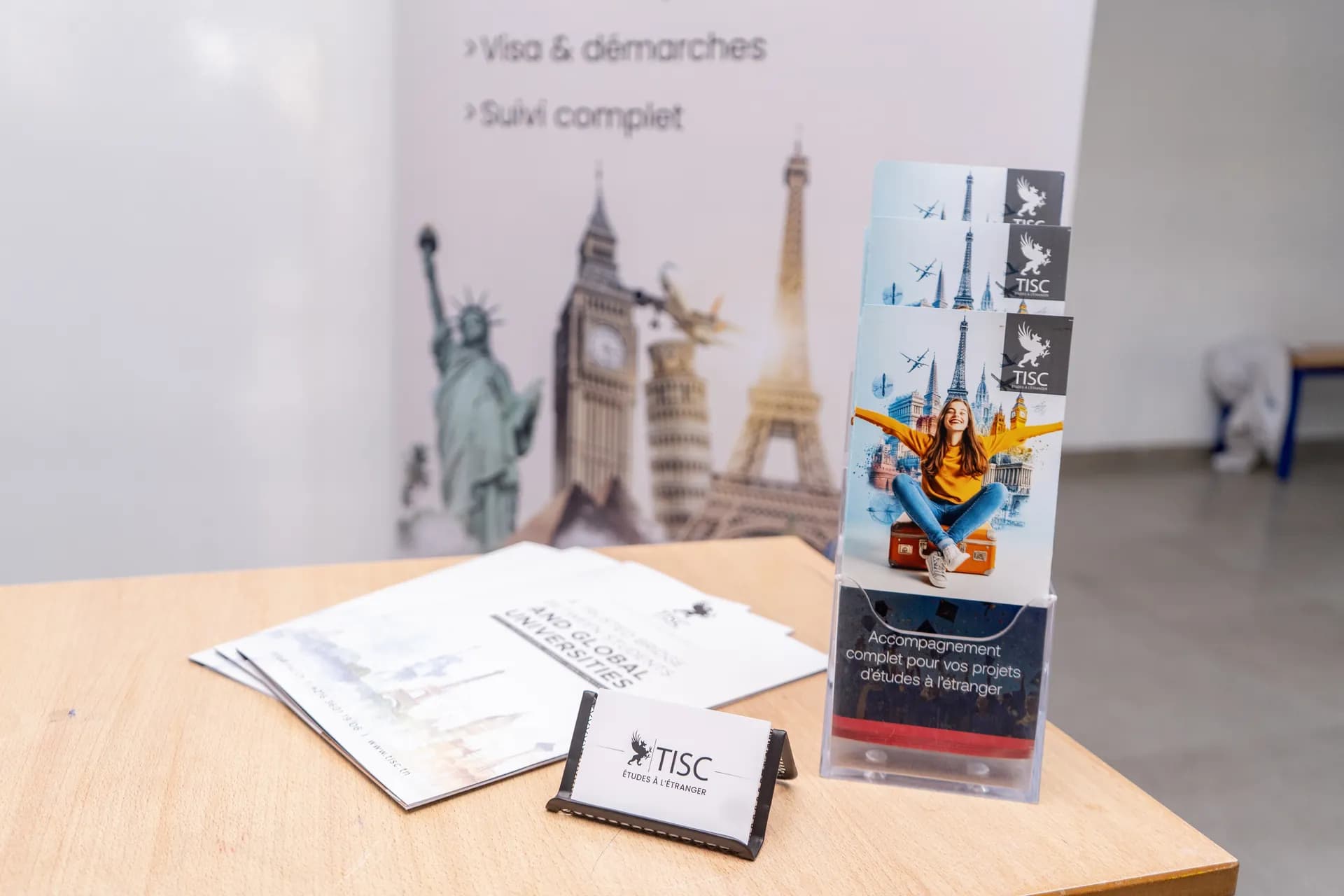 Brochures et porte-cartes TISC sur une table de salon étudiant
